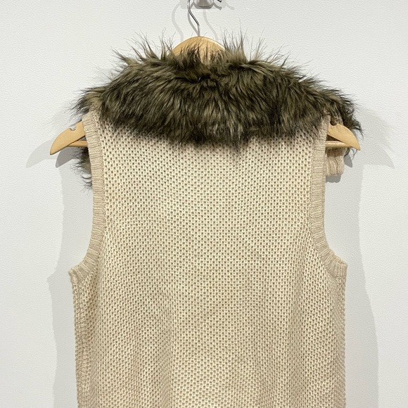 NWOT Pink Republic Faux Fur Collar Wooden Toggle Button Front Sweater Vest - Picture 12 of 16